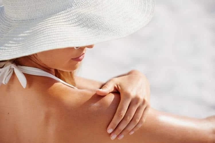Xuất hiện đốm nâu trên da tay như đồi mồi có sao không?