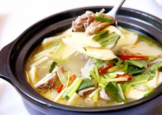 Canh gà nấu măng - ngọt ngon đến giọt cuối cùng